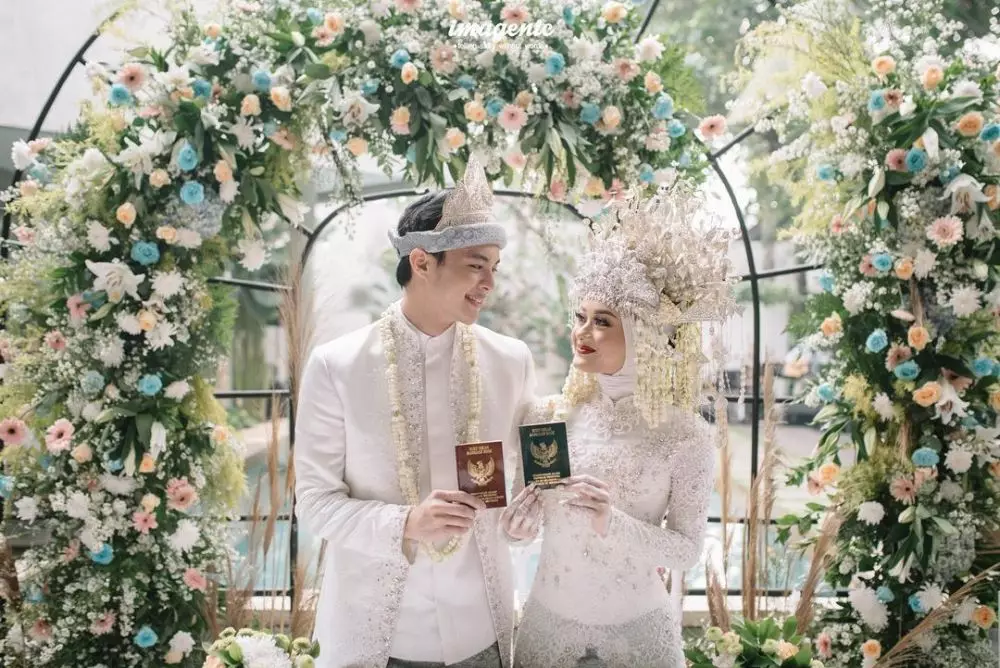 Dinda Hauw dan Rey Mbayang pakai baju adat © 2021 brilio.net