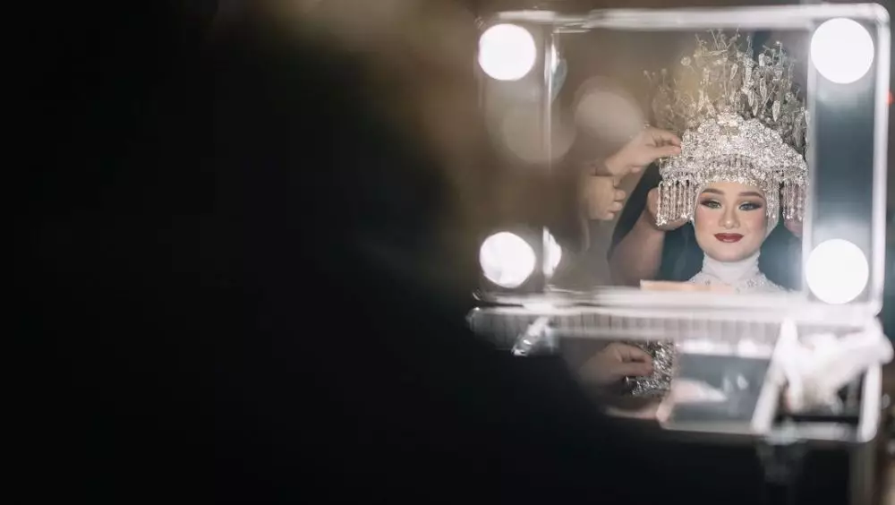 Dinda Hauw dan Rey Mbayang pakai baju adat © 2021 brilio.net