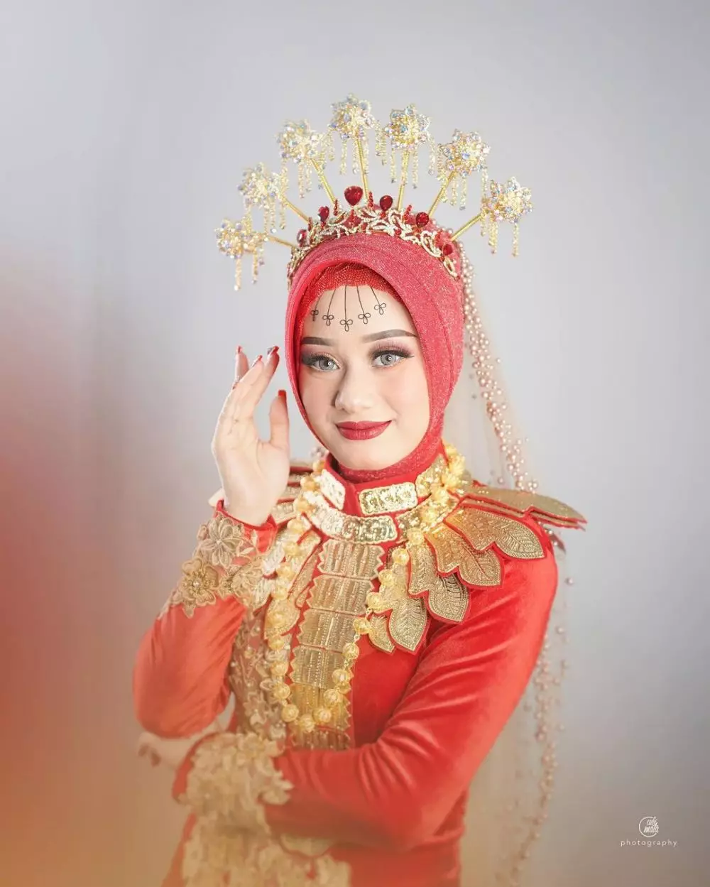 Dinda Hauw dan Rey Mbayang pakai baju adat © 2021 brilio.net