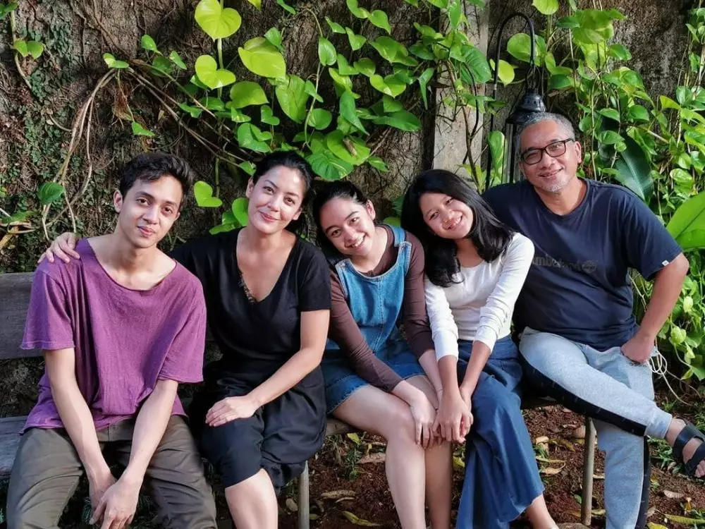 Potret Lulu Tobing dan anaknya di film © Instagram