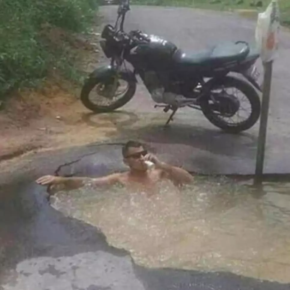 aksi absurd berendam © Instagram aksi absurd berendam © Instagram