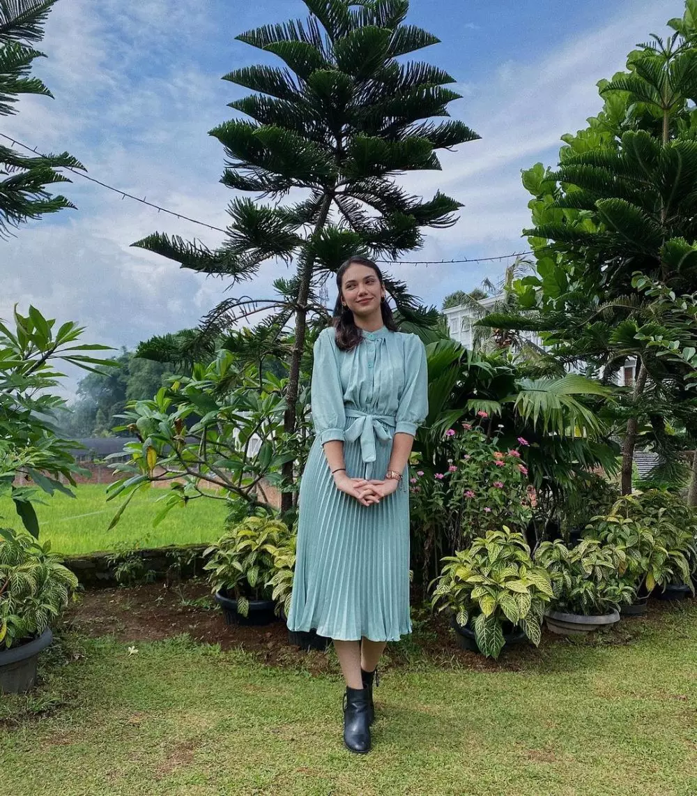 Seleb perankan istri di usia belasan © Instagram Seleb perankan istri di usia belasan © Instagram