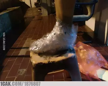 cara antimainstream pakai sepatu © Berbagai Sumber