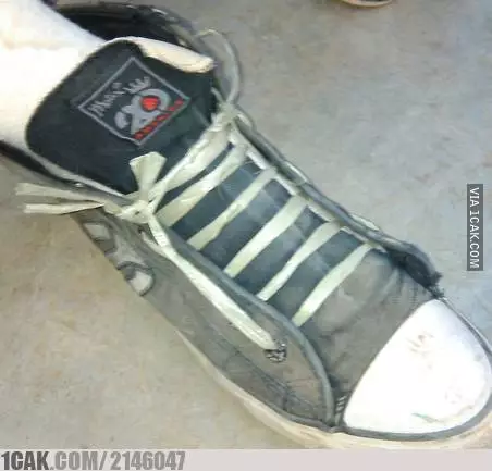 cara antimainstream pakai sepatu © Berbagai Sumber
