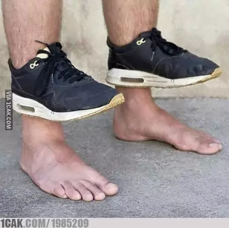 cara antimainstream pakai sepatu © Berbagai Sumber