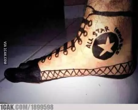 cara antimainstream pakai sepatu © Berbagai Sumber