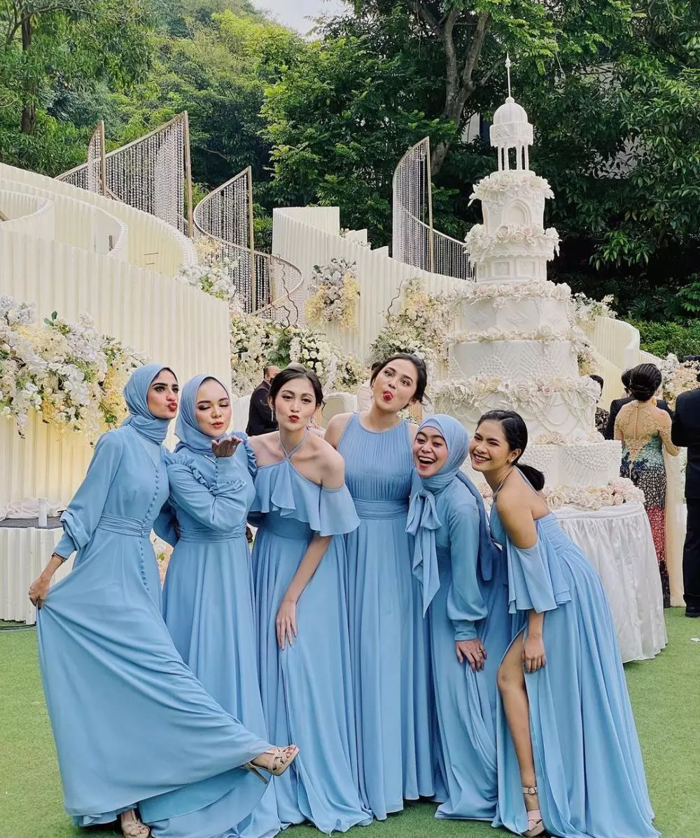 bridesmaid ali dan margin © Instagram bridesmaid ali dan margin © Instagram