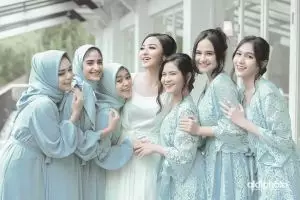 10 Potret bridesmaid pernikahan Ali Syakieb dan Margin Wieheerm