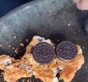 cara antimainstream makan biskuit © Berbagai Sumber