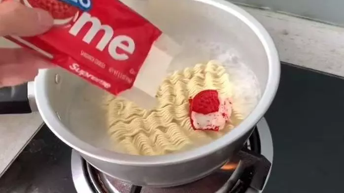 cara antimainstream makan biskuit © Berbagai Sumber