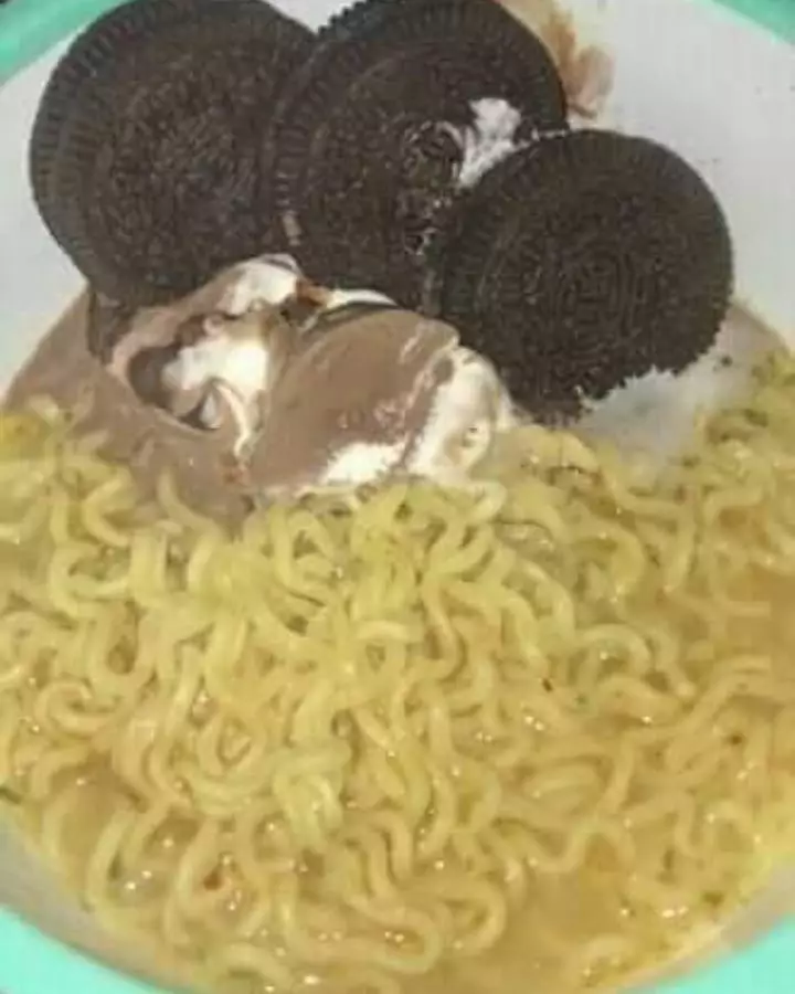 cara antimainstream makan biskuit © Berbagai Sumber