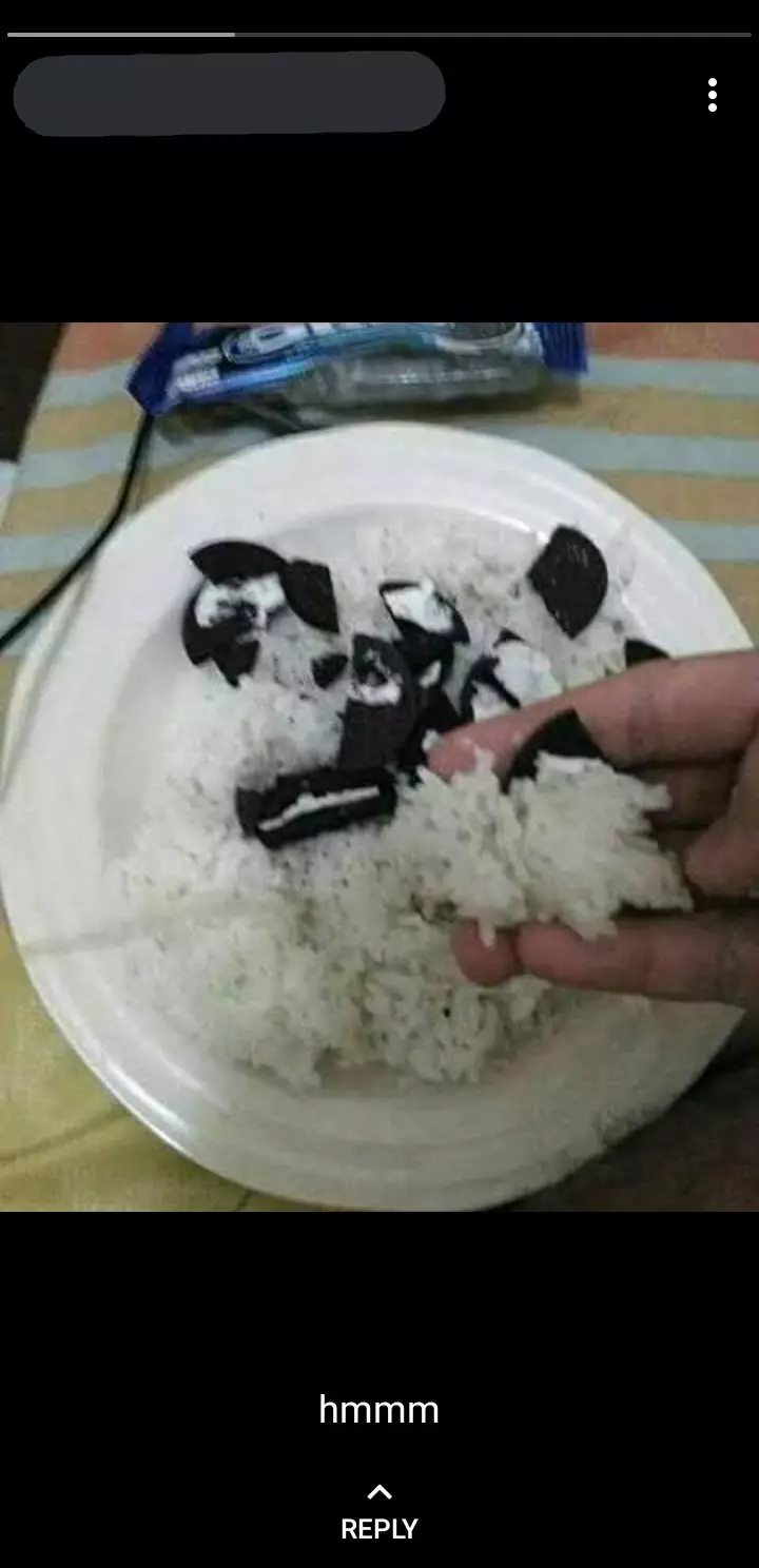 cara antimainstream makan biskuit © Berbagai Sumber