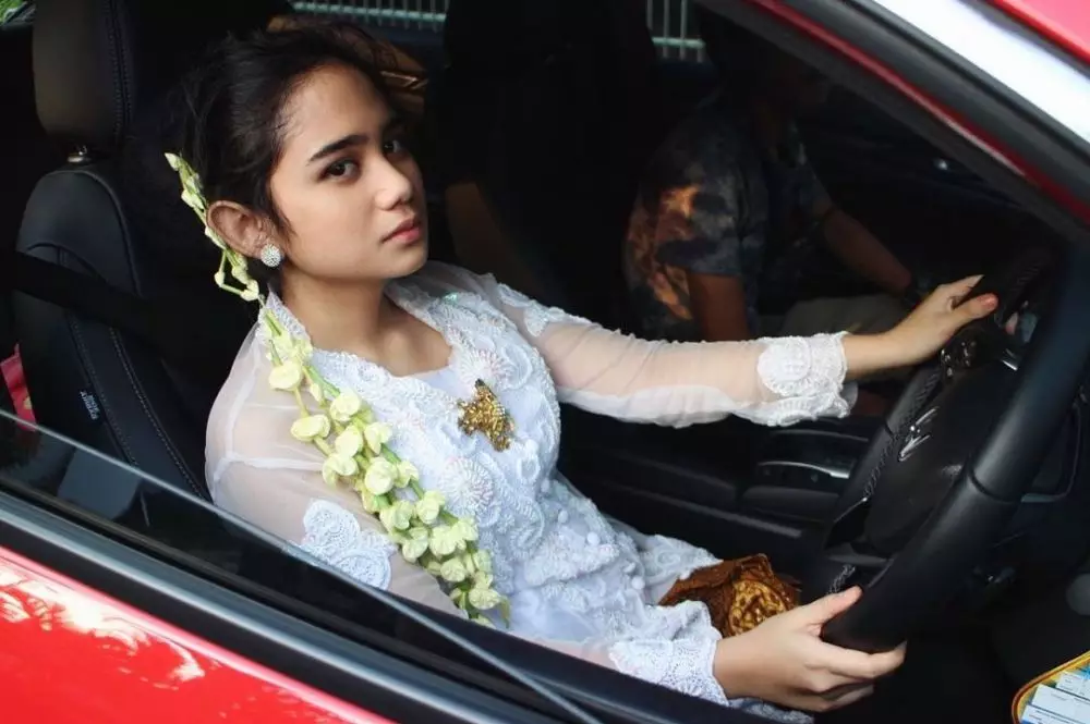 Tissa Biani kenakan busana pengantin © Instagram