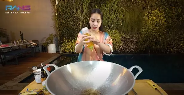 Momen Nagita Slavina masak udang porsi jumbo © YouTube Momen Nagita Slavina masak udang porsi jumbo © YouTube
