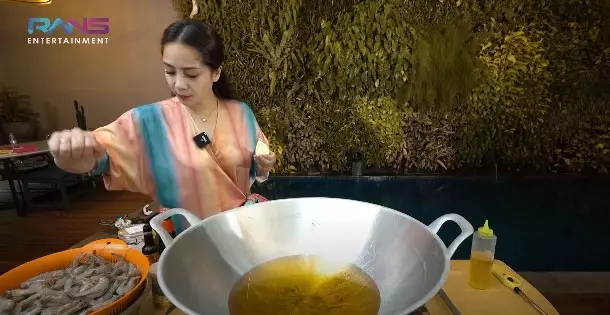 Momen Nagita Slavina masak udang porsi jumbo © YouTube Momen Nagita Slavina masak udang porsi jumbo © YouTube