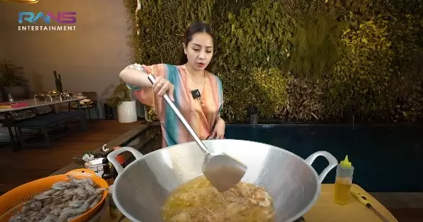 Momen Nagita Slavina masak udang porsi jumbo © YouTube Momen Nagita Slavina masak udang porsi jumbo © YouTube