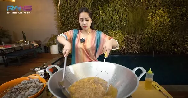 Momen Nagita Slavina masak udang porsi jumbo © YouTube Momen Nagita Slavina masak udang porsi jumbo © YouTube