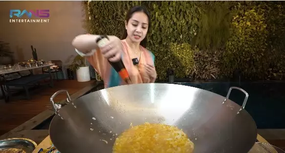 Momen Nagita Slavina masak udang porsi jumbo © YouTube Momen Nagita Slavina masak udang porsi jumbo © YouTube