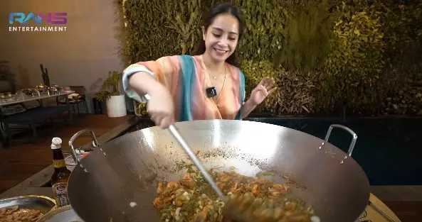 Momen Nagita Slavina masak udang porsi jumbo © YouTube Momen Nagita Slavina masak udang porsi jumbo © YouTube