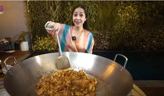 Momen Nagita Slavina masak udang porsi jumbo © YouTube Momen Nagita Slavina masak udang porsi jumbo © YouTube