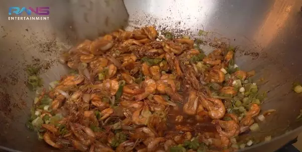 Momen Nagita Slavina masak udang porsi jumbo © YouTube Momen Nagita Slavina masak udang porsi jumbo © YouTube