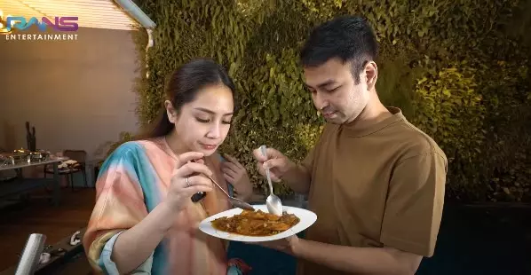 Momen Nagita Slavina masak udang porsi jumbo © YouTube Momen Nagita Slavina masak udang porsi jumbo © YouTube
