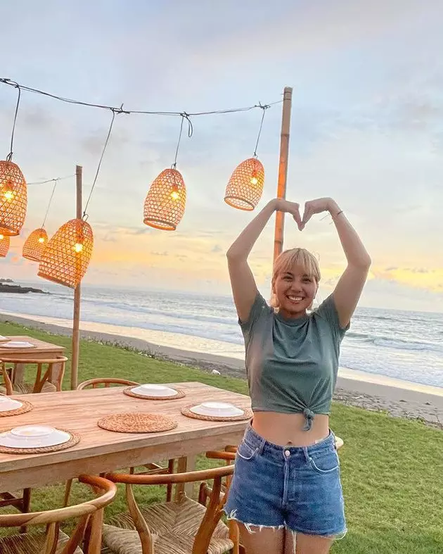 Tya Ariestya pamer perut rata © 2021 brilio.net