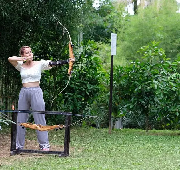 Tya Ariestya pamer perut rata © 2021 brilio.net