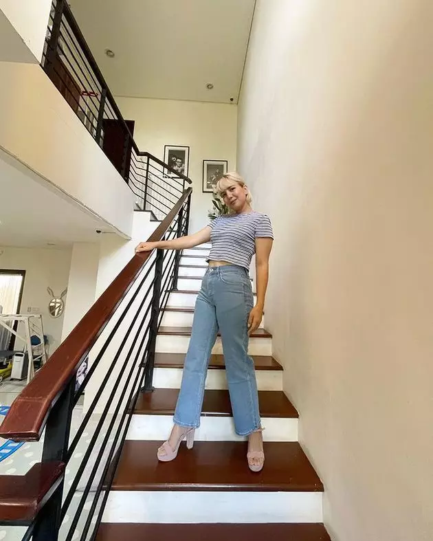 Tya Ariestya pamer perut rata © 2021 brilio.net