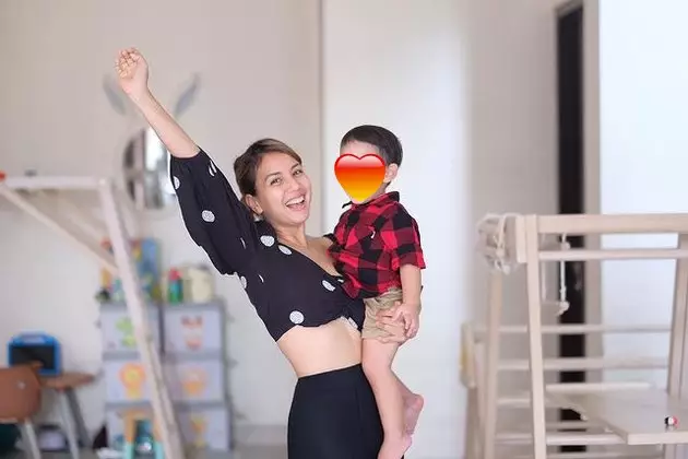 Tya Ariestya pamer perut rata © 2021 brilio.net