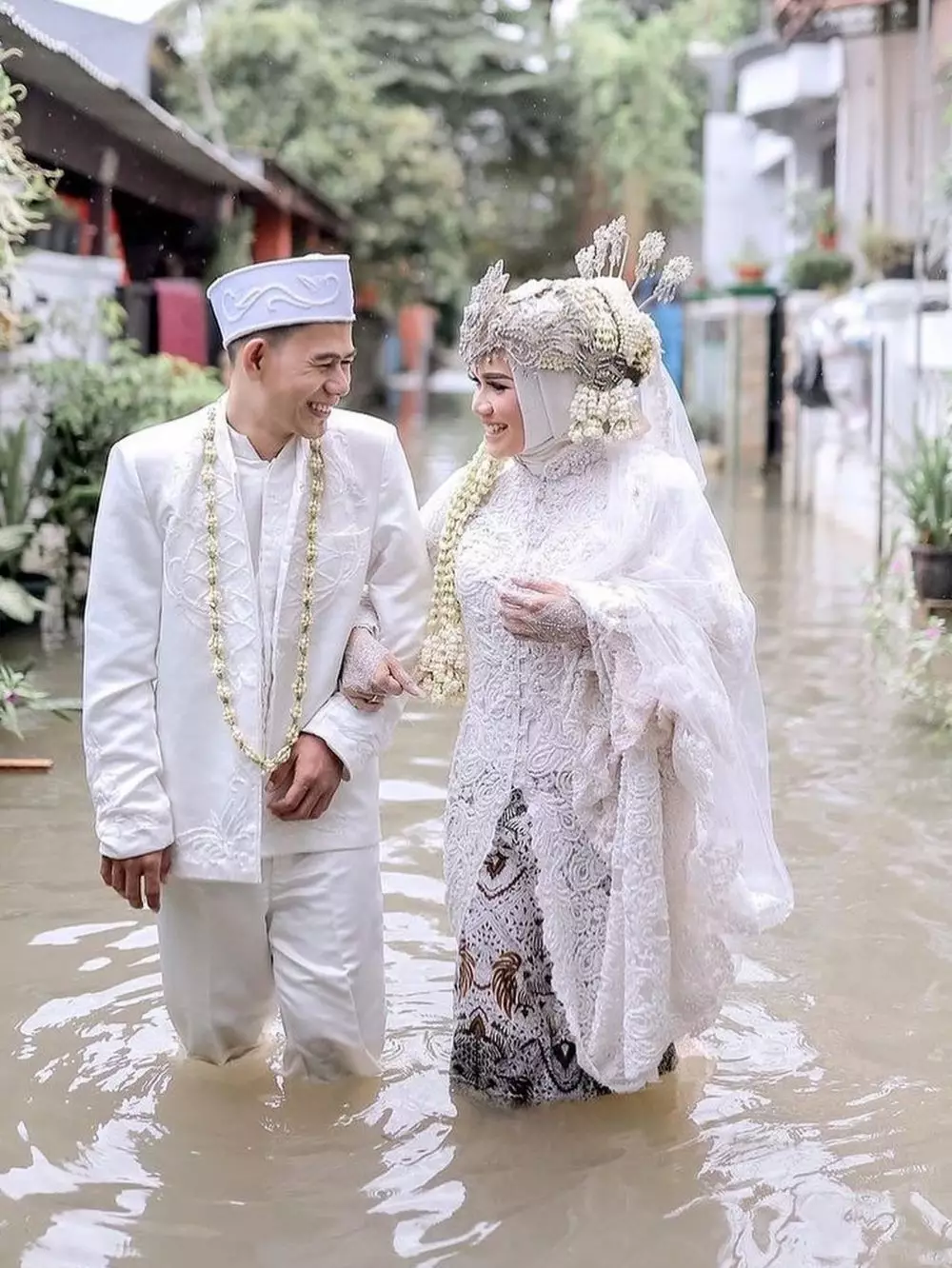 menikah di tengah banjir © Instagram menikah di tengah banjir © Instagram