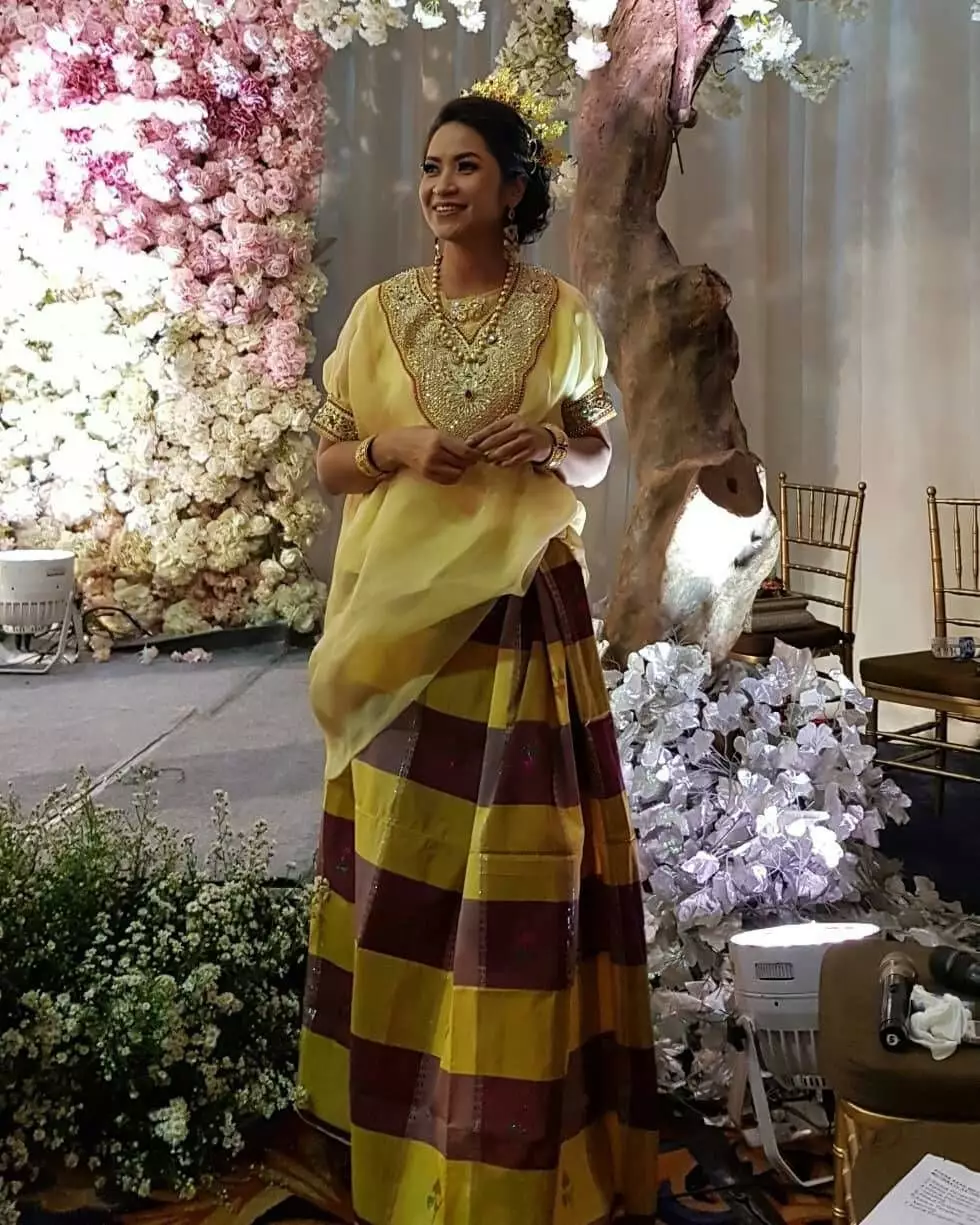 pemain Ikatan Cinta kenakan baju adat © 2021 brilio.net