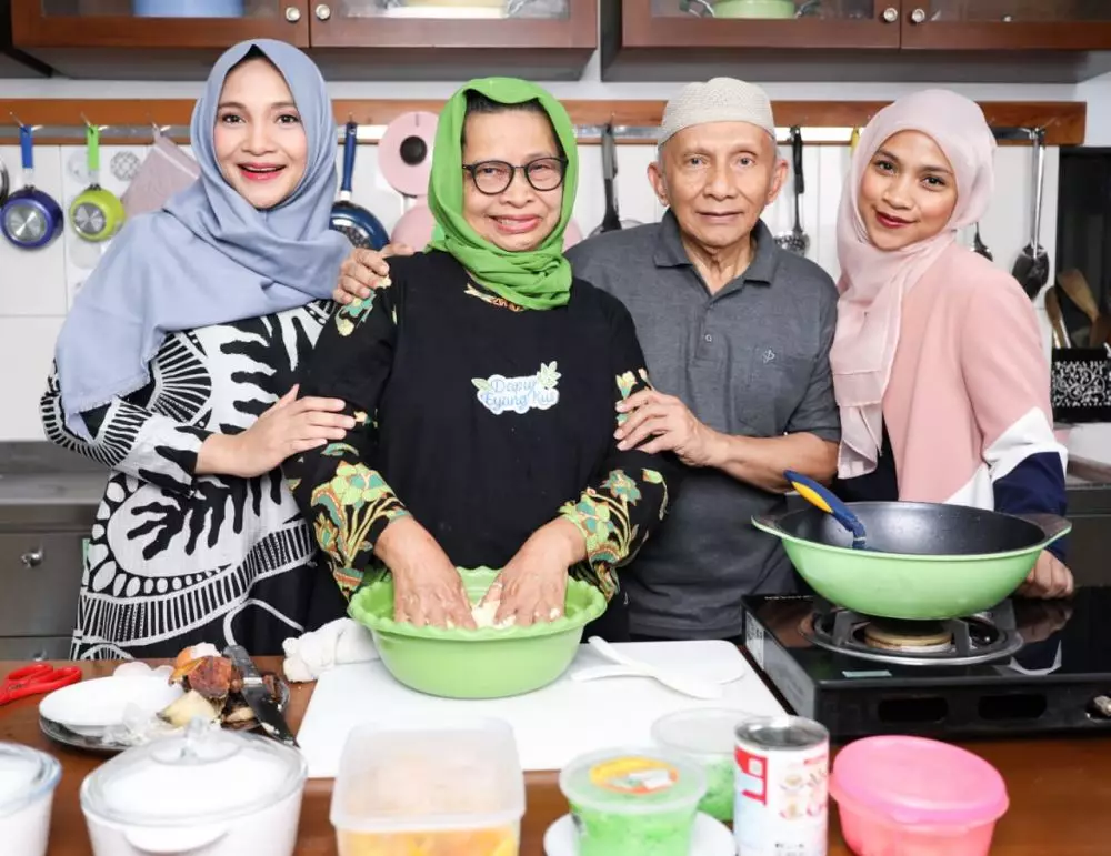 Kado Hanum Rais untuk orangtua © 2021 brilio.net Kado Hanum Rais untuk orangtua © 2021 brilio.net