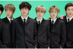 Potret 7 member BTS tirukan foto masa kecil, Taehyung bak raja