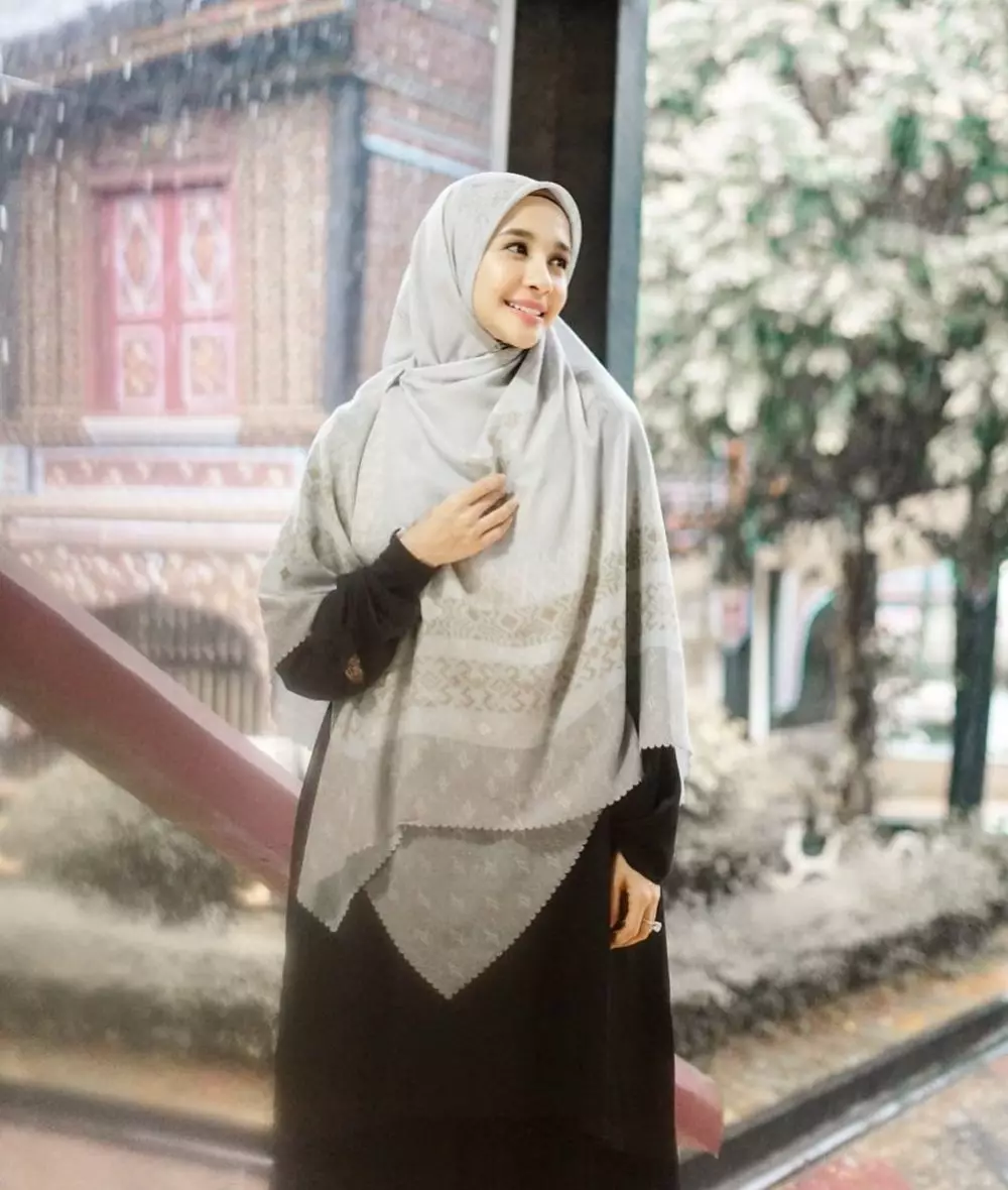 Laudya Cynthia Bella dengan hijab syar'i © Instagram