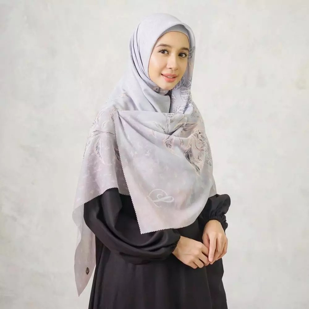 Laudya Cynthia Bella dengan hijab syar'i © Instagram
