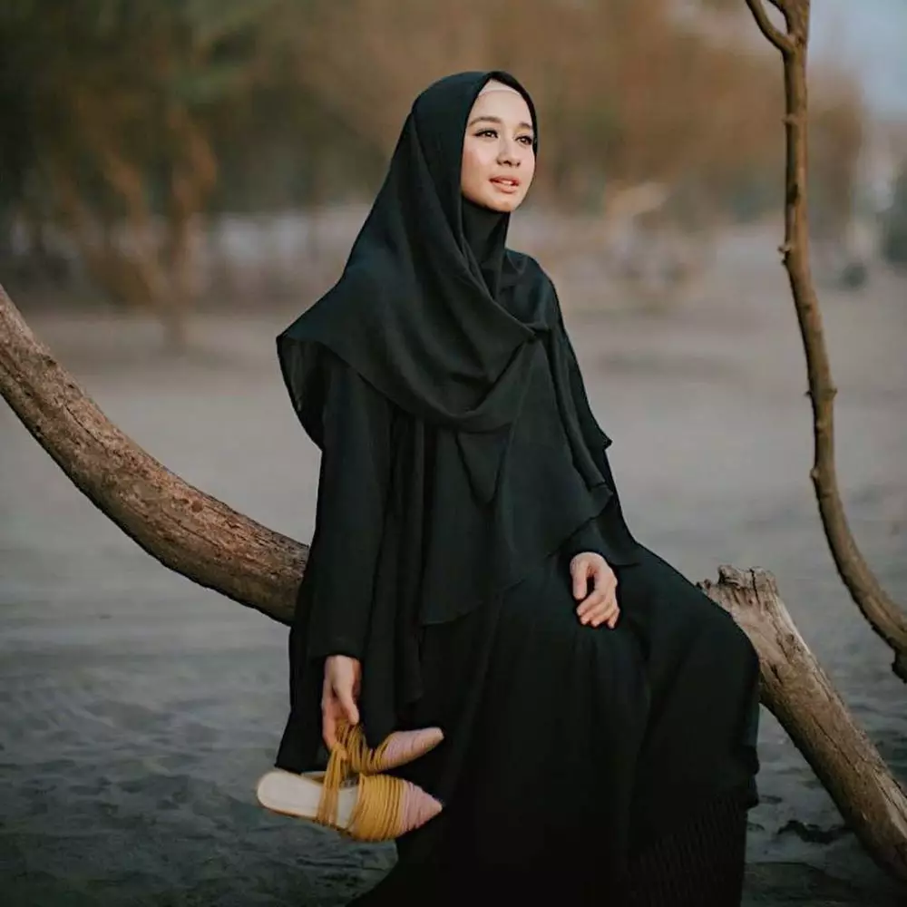 Laudya Cynthia Bella dengan hijab syar'i © Instagram
