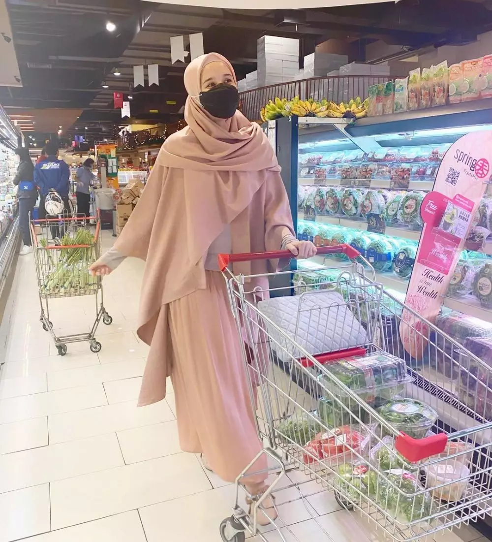 Laudya Cynthia Bella dengan hijab syar'i © Instagram