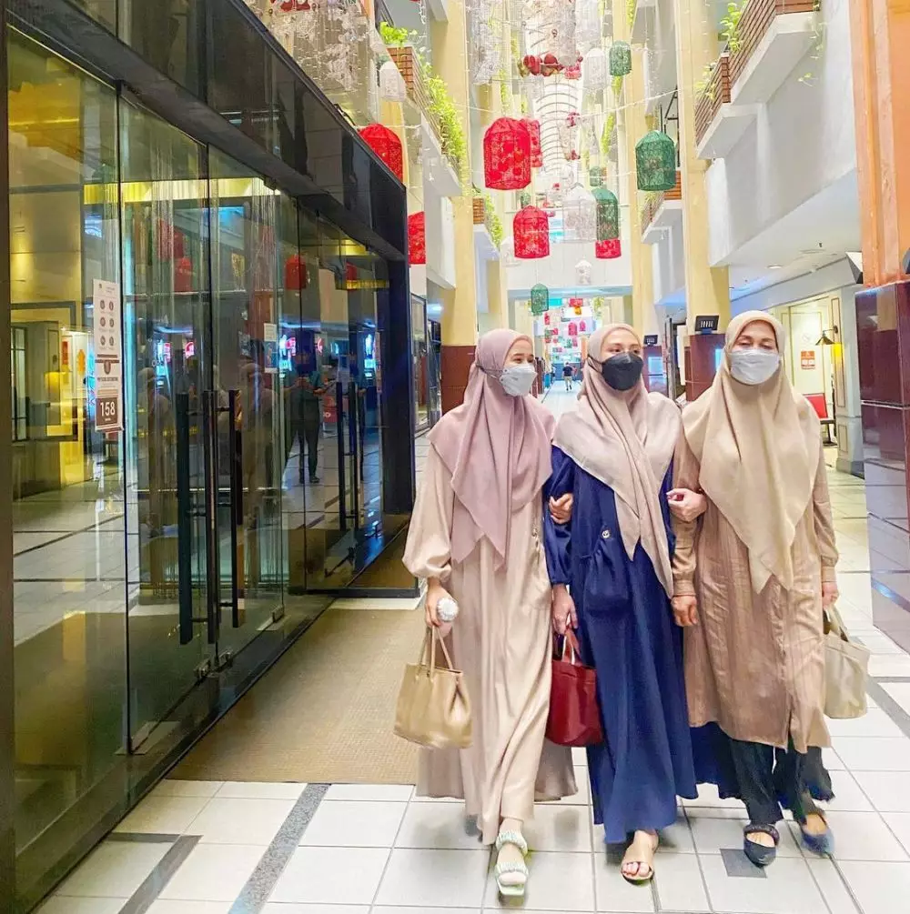 Laudya Cynthia Bella dengan hijab syar'i © Instagram