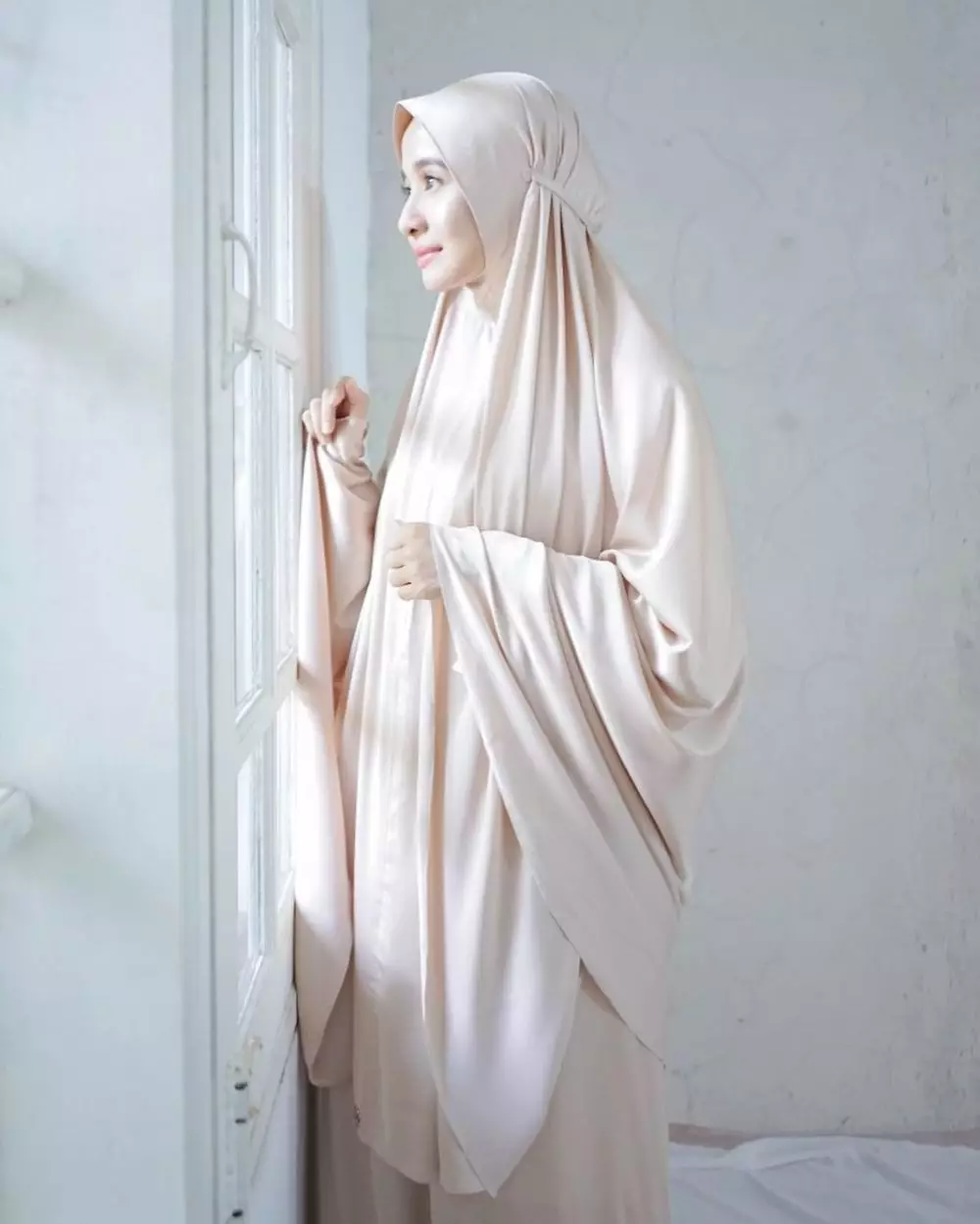 Laudya Cynthia Bella dengan hijab syar'i © Instagram