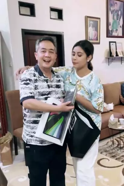 momen ultah ayah karin © Instagram