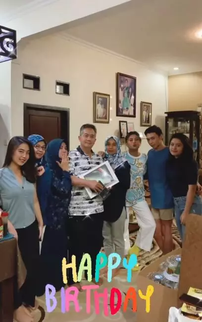 momen ultah ayah karin © Instagram