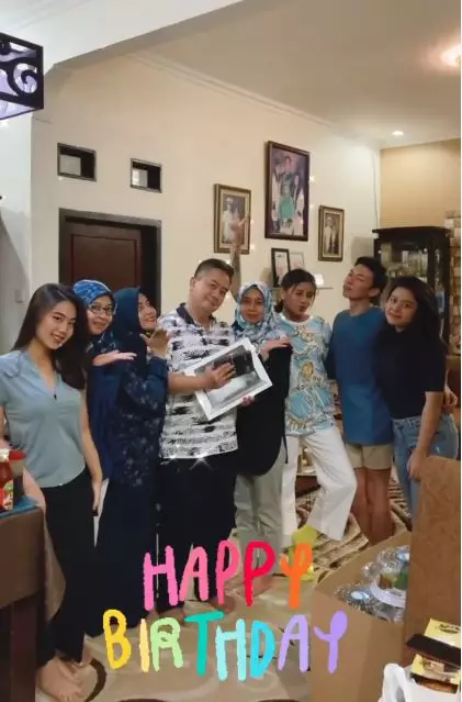 momen ultah ayah karin © Instagram