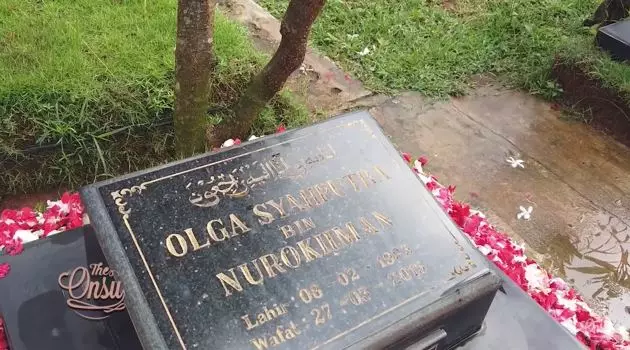 Ruben Onsu ziarah ke makam Olga © YouTube