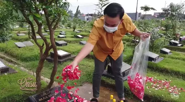 Ruben Onsu ziarah ke makam Olga © YouTube