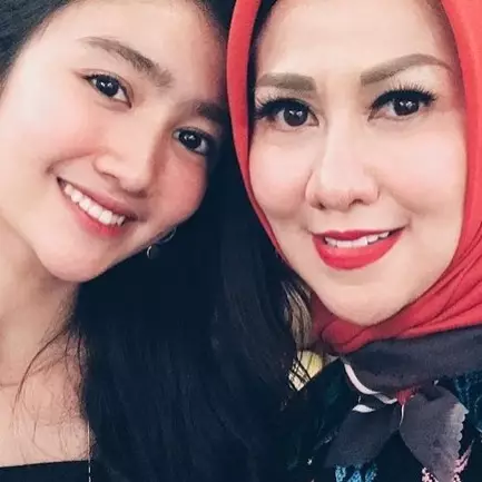 Venna Melinda dengan teman anak © 2021 brilio.net Venna Melinda dengan teman anak © 2021 brilio.net