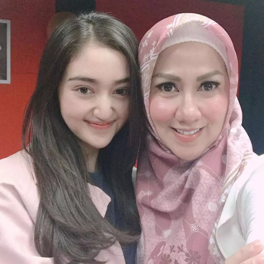 Venna Melinda dengan teman anak © 2021 brilio.net Venna Melinda dengan teman anak © 2021 brilio.net