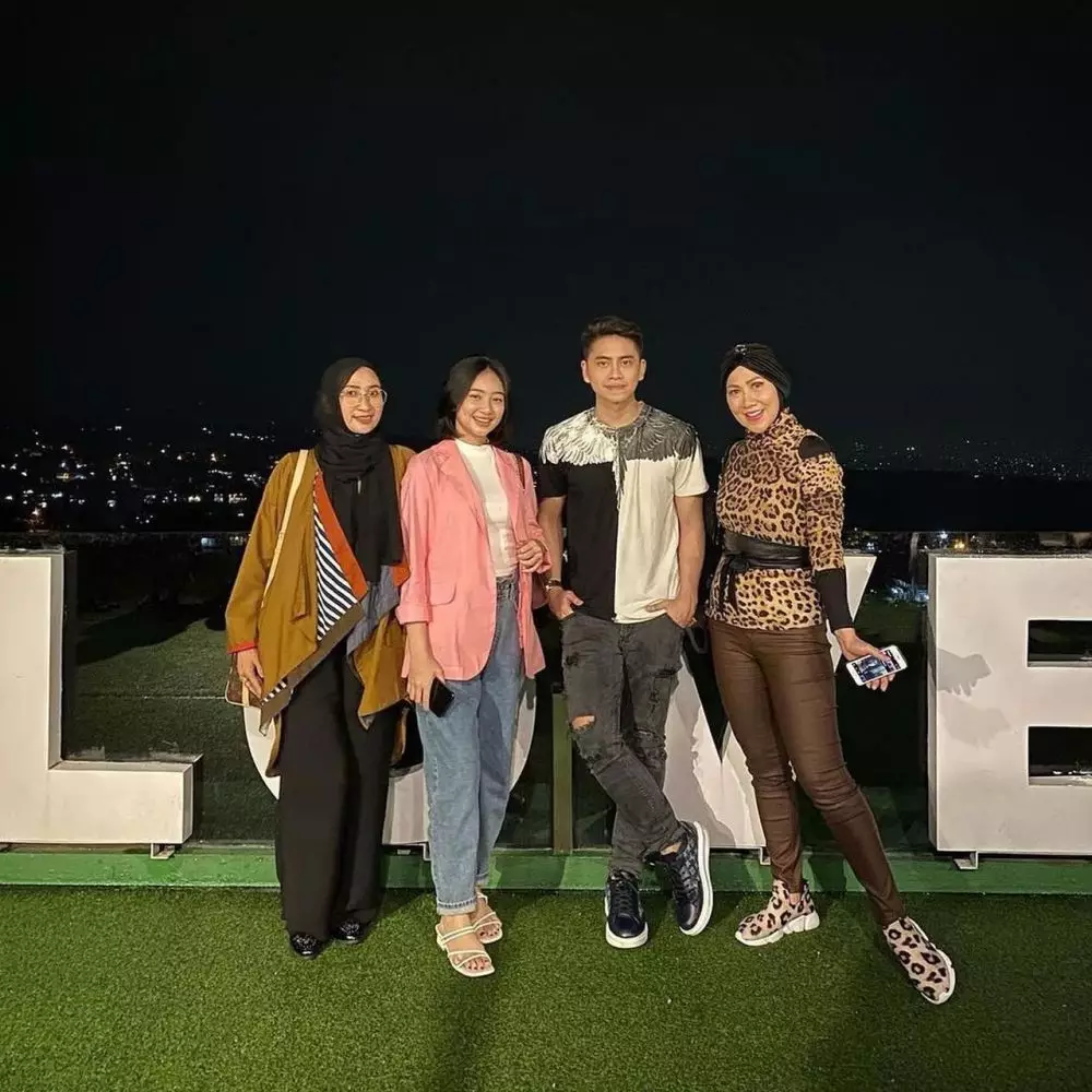 Venna Melinda dengan teman anak © 2021 brilio.net Venna Melinda dengan teman anak © 2021 brilio.net