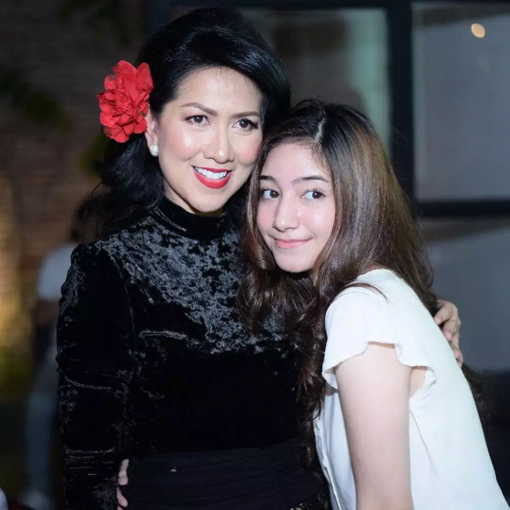 Venna Melinda dengan teman anak © 2021 brilio.net Venna Melinda dengan teman anak © 2021 brilio.net