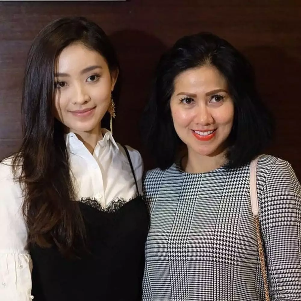 Venna Melinda dengan teman anak © 2021 brilio.net Venna Melinda dengan teman anak © 2021 brilio.net